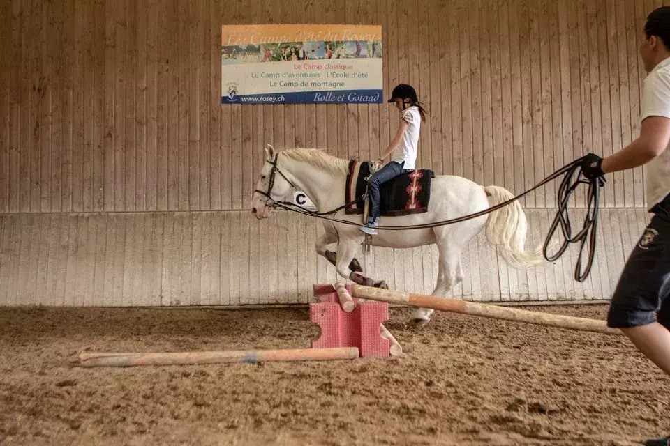 揭秘全世界最贵学校：400万一年、直通哈佛耶鲁、私人飞机上学……