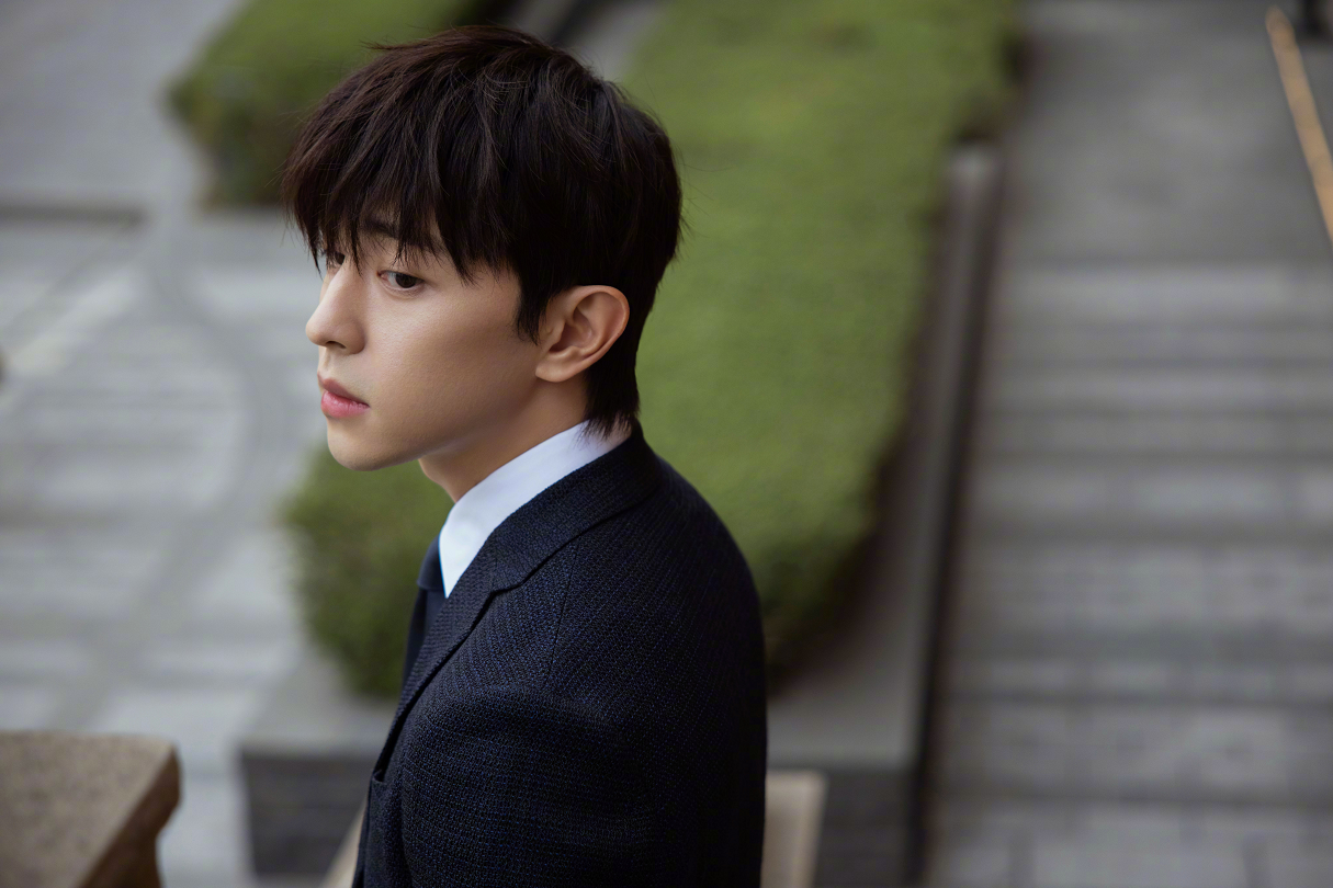 狼尾发型男(邓伦挑战"狼尾 西装"造型,帅炸了!