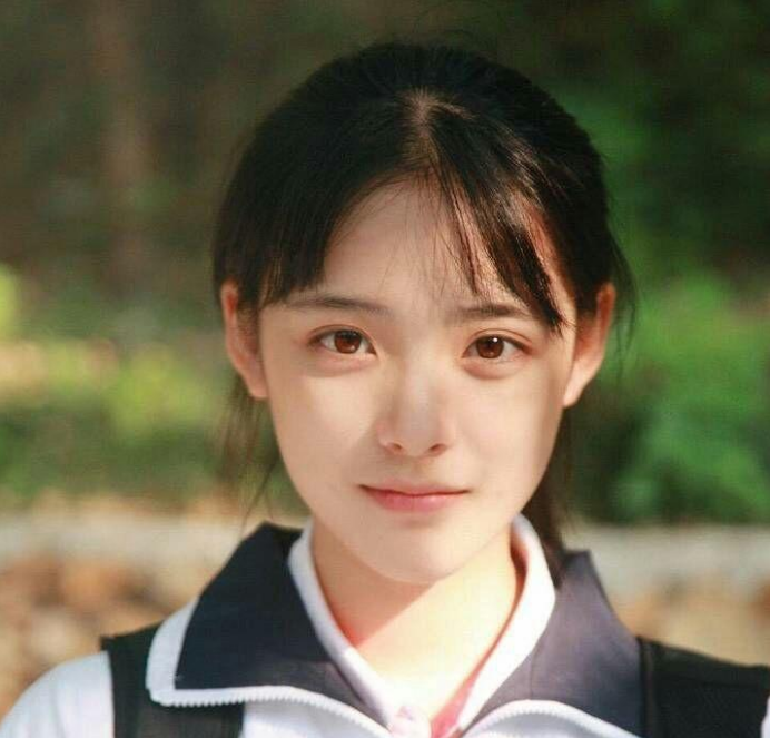 同是“校花比美”，初中清纯、大学霸气，却被小学生偷了心