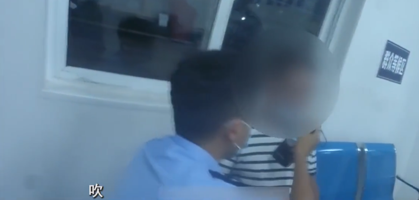 “你干嘛搞得那么残忍啊！”浙江一对情侣吵架，开车去派出所评理，结果一个被罚、一个被拘，网友：一对活宝