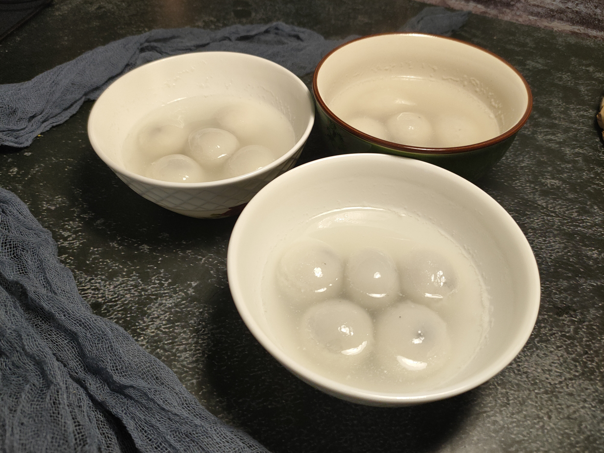 煮汤圆凉水下锅,水开下锅都不对,教你正确做法,个个鼓圆不破皮