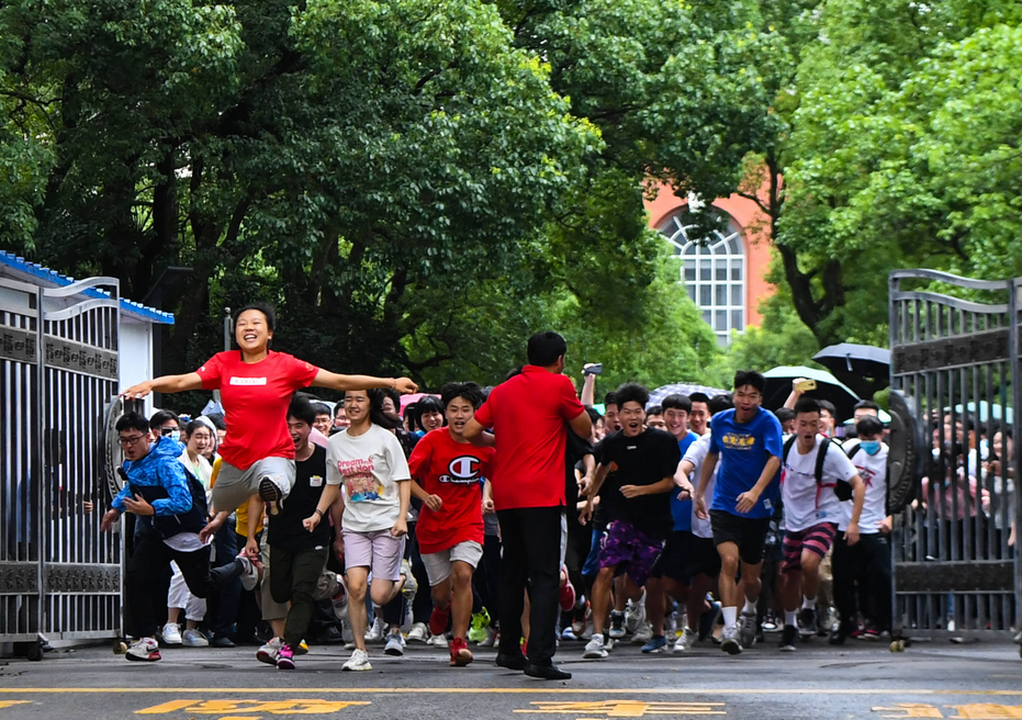 高考女生因“一字马”走红，成绩公布却遭很多人嘲笑，到底考几分