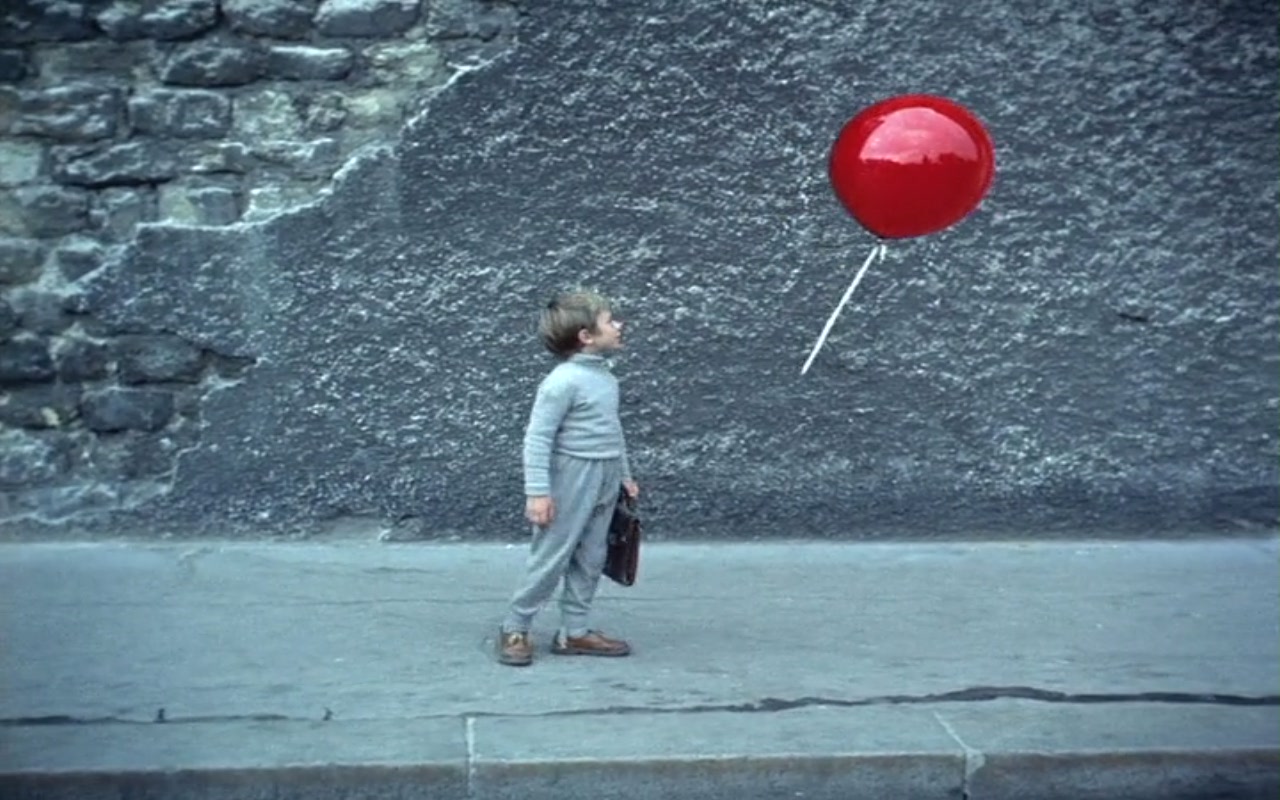 影史经典《红气球》时间更近的恐怖片《小丑回魂》(it 2017),里面也