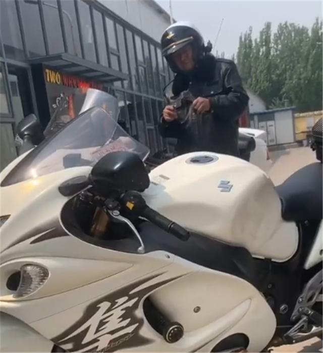 “奶昔白”铃木隼，车价27万，2.64秒破百，车尾还挂京A牌