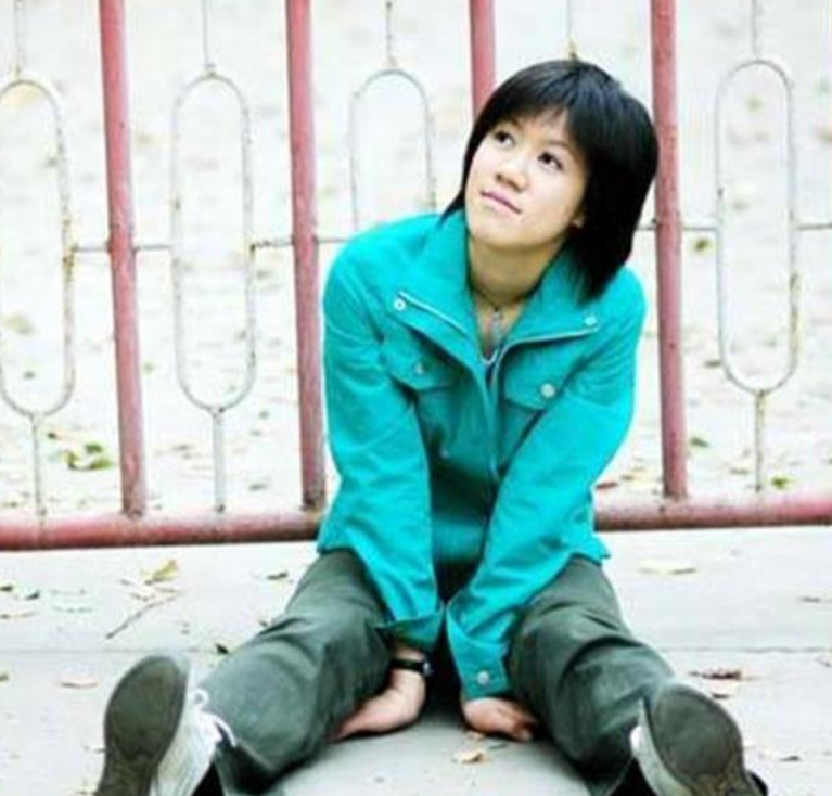 黄来女出身寒门，763分考上武大，背着瘫痪父亲上学，后来怎样了