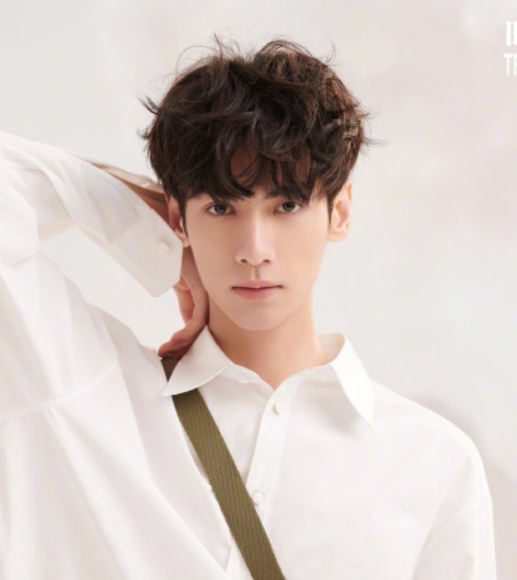 铲青发型太油腻,王一博清新短发温柔阳光更流行