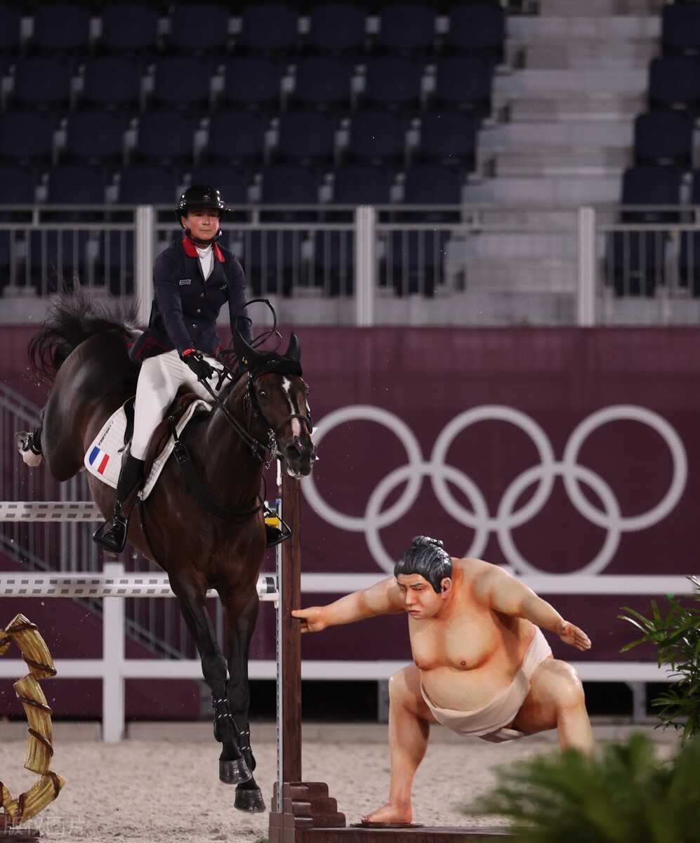 马术障碍赛图片(东京奥运会赛马障碍赛，真人大小相扑雕塑吓坏马匹！之前已有马匹受伤被实施安乐死！网友：别让悲剧重演了)