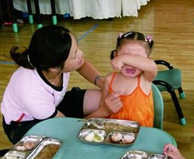 “老师啪啪打我脸”孩子回家告状，看完监控，宝妈道歉了