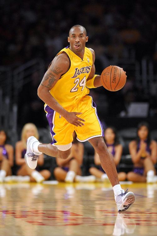 今年nba球衣為什么火爆（科比和庫里的球鞋銷量加起來都不如詹姆斯，為何球衣銷量卻更好？）