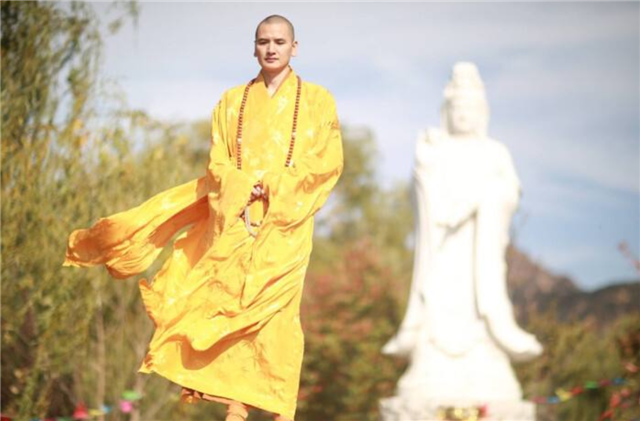 80后和尚释明心：曾被富婆追求，豪车接送，最终却看破红尘