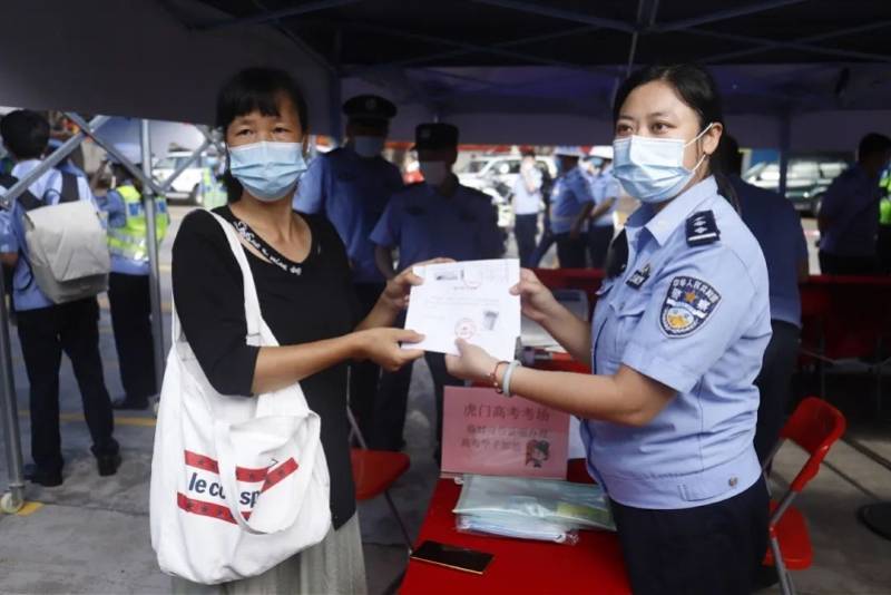 广东虎门：51岁的妈妈为了儿子，陪孩子一起参加高考，用心良苦