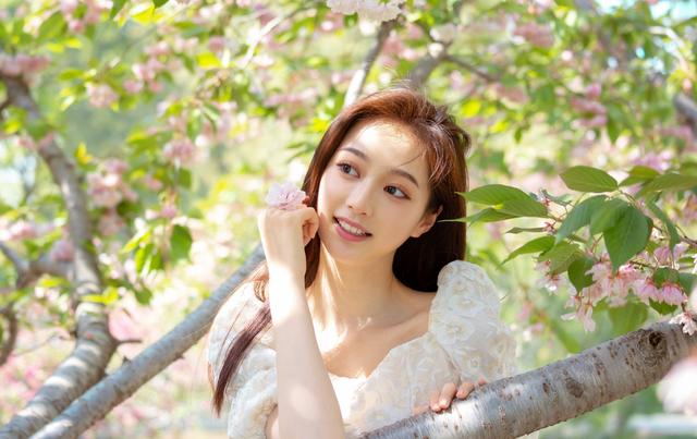 这位美女学霸“火了”，是4名领诵员之一，中国传媒大学校花