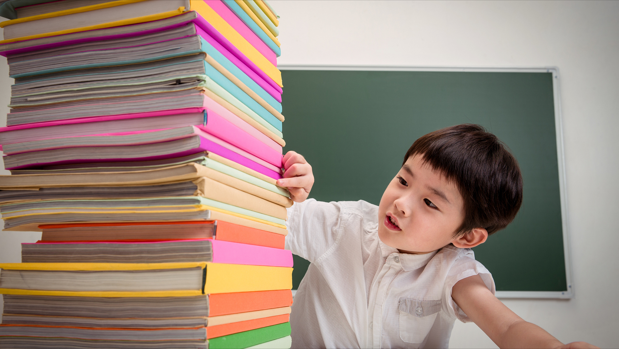 民办学校一年收费数万元，家长仍趋之若鹜！免费公办学校不香吗？