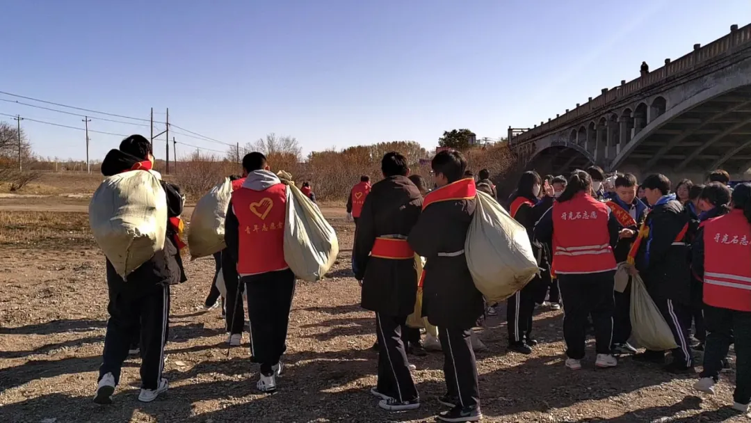 牙克石市第五中學(xué)守護碧水青山 志愿服務(wù)先行(圖4) 牙克石市第五中學(xué)守護碧水青山 志愿服務(wù)先行(圖4)