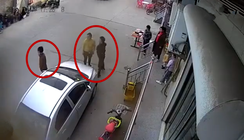 熊孩子淘气打路人，路人回击，网友：人类的本质其实就是复读机