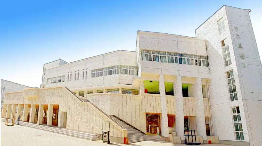 张杰被聘为211高校教师，学生热烈欢迎，却被家长质疑