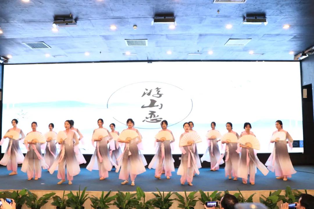 知云时代 | 厦门工学院职业教育学院IT服务专业授机仪式