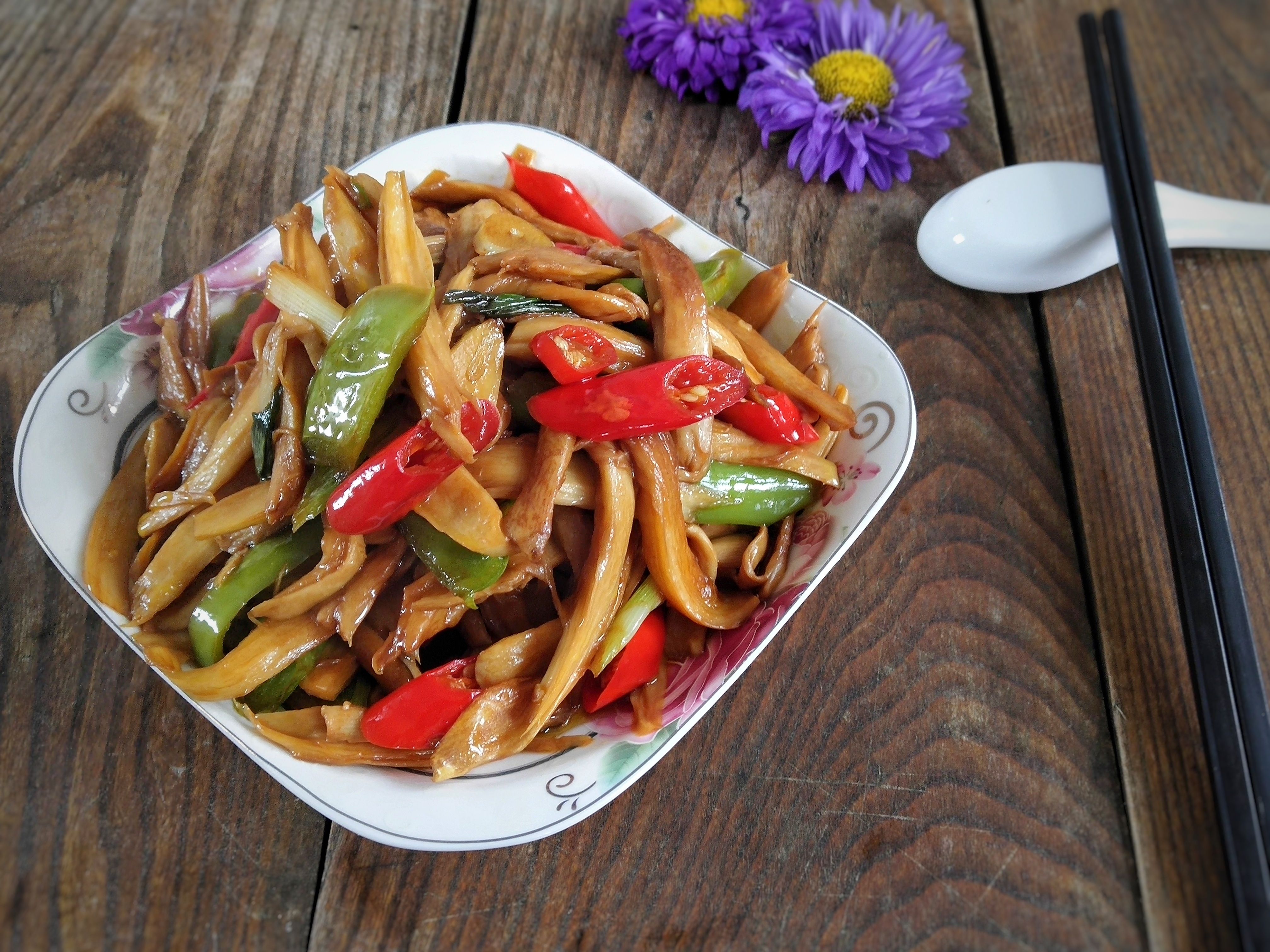 图片[2]-【葱爆豆皮炒鲜菇】做法步骤图  美味可口超下饭 一大盘不够吃-起舞食谱网