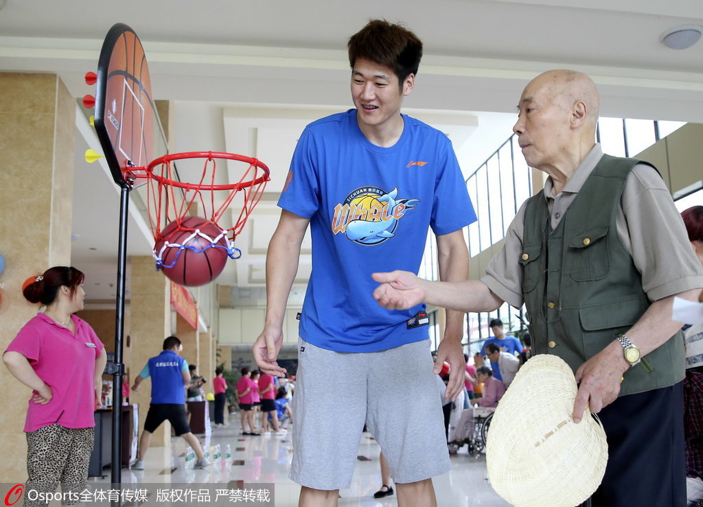 李萌cba哪里人(CBA最大励志哥退役转型，欣赏杜锋执教，成都过得巴适)