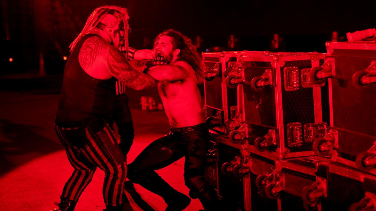 wwe摔跤在线(WWE《皇冠之珠2019》赛斯苦战恶鬼，招数用尽)