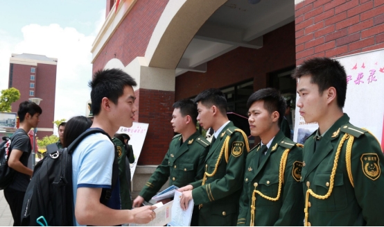 当兵从学校走的好处（大学生当兵2年）