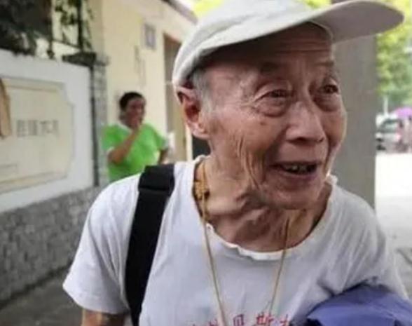 84岁大爷自学参加高考，估分630四处分享，网友：喝啥酒估出来的