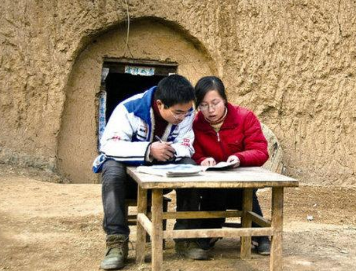 寒门难出贵子？高考状元“家庭背景”曝光，家庭实力讽刺又现实