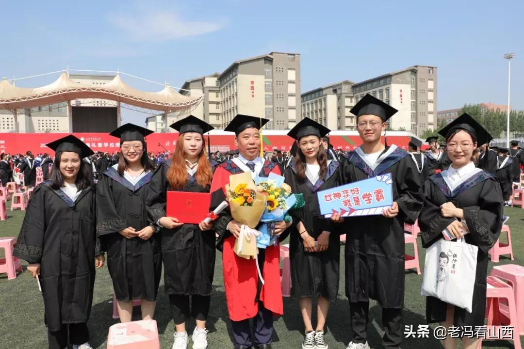 山西中医药大学2021年毕业典礼暨学位授予仪式在杏林体育场举行