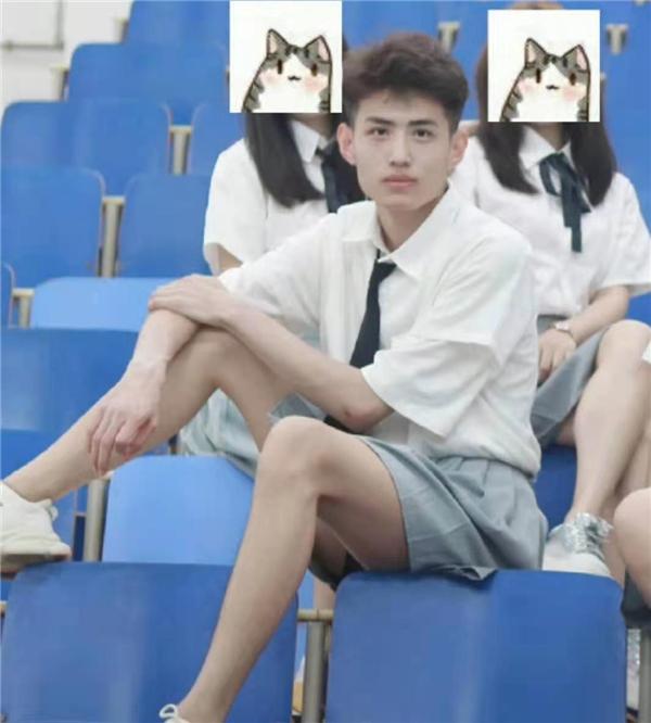 男班长拍毕业照短裙上阵，“大长腿”羡煞女同学，此刻我独领风骚