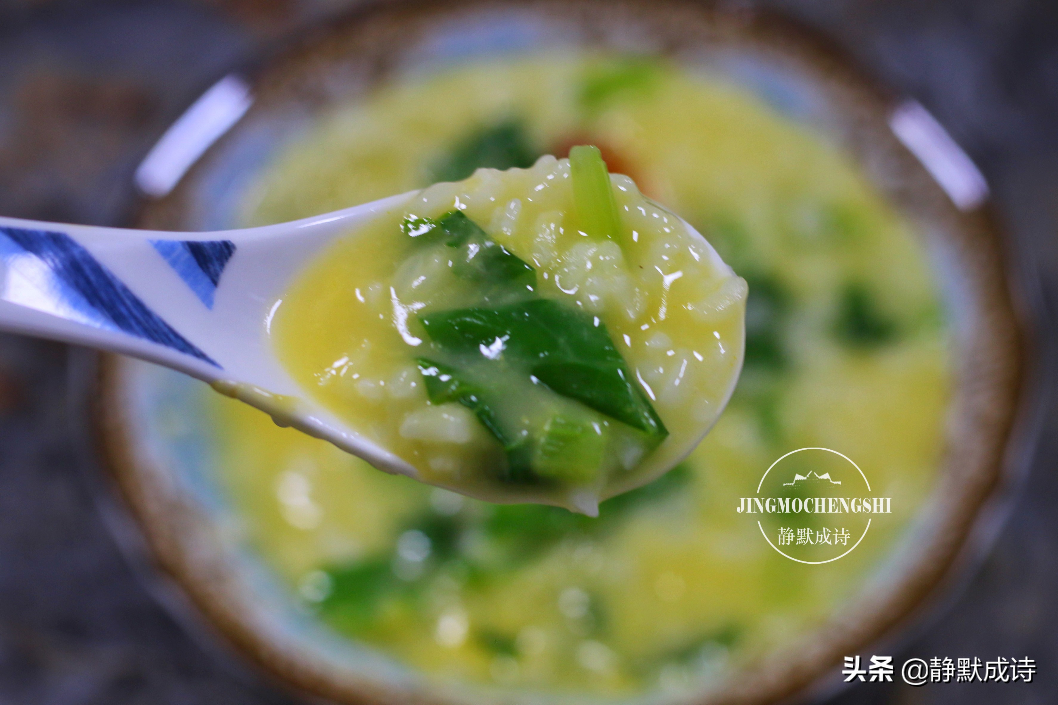用螃蟹煮粥，味道不比清蒸差，把螃蟹处理好，粥又香又鲜没腥味