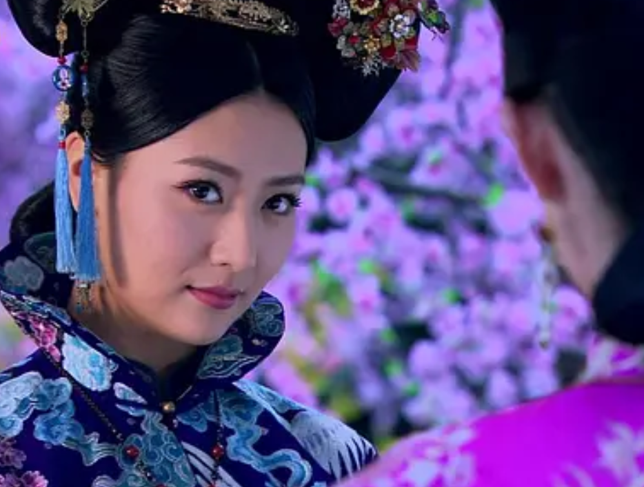 除此之外,白冰还成为了大女主,比如主演了电视剧《凰图腾》,饰演了