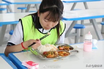 全网最帅厨师长、霸气菜、全鱼宴……高考“加油餐”实力爆表