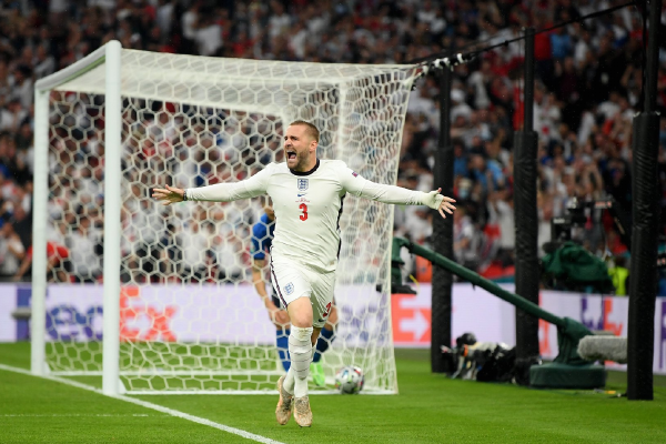 卢克肖便为英格兰首开纪录（决赛进球的卢克肖生日快乐：不用穆里尼奥的大脑，一样能涅槃重生）-趣拿体育