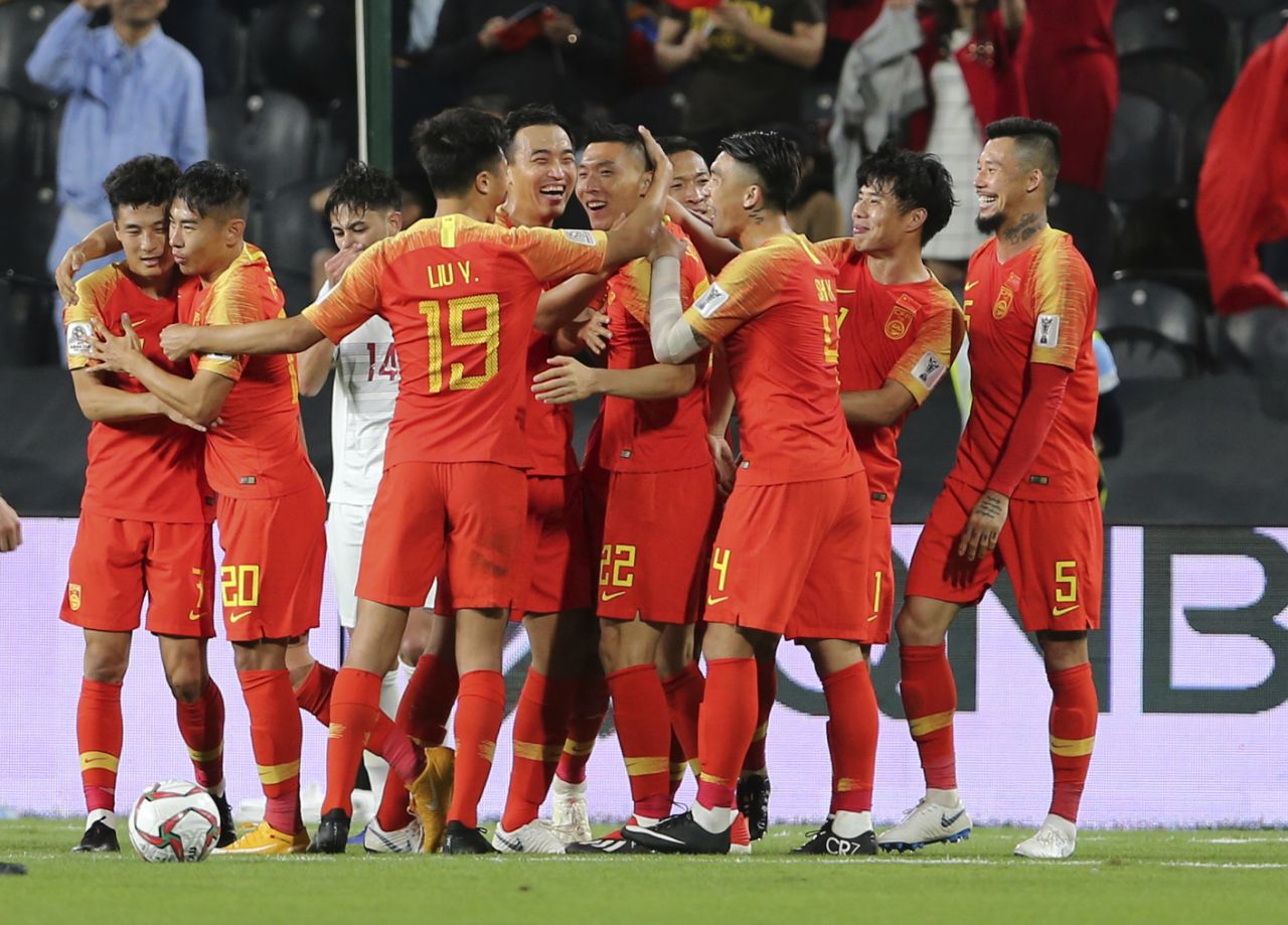 足球運動員為什么穿長袖（外媒：中國球員多喜歡穿長袖球衣，這是怎么了？）