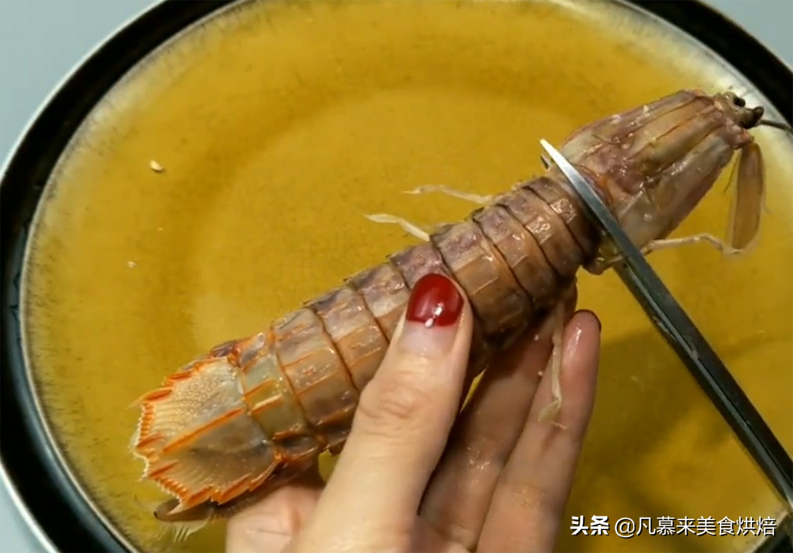 皮皮虾好吃不好剥，皮皮虾怎么剥？2种妙招教您轻松快速剥皮皮虾