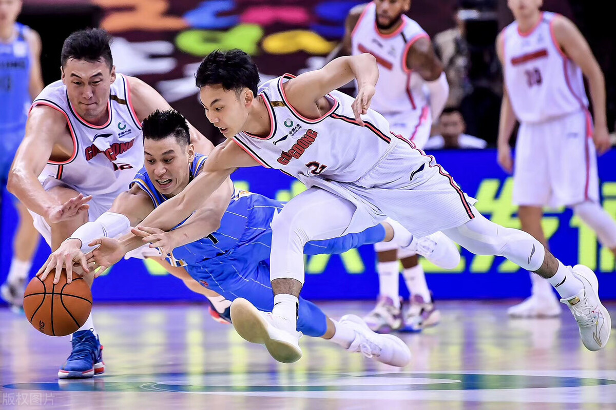 为什么cba经常紧逼防守(CBA：广东式防守形似章鱼，贴身黏住 乱扒拉成防守特点)