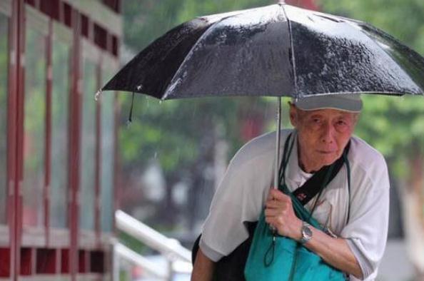 84岁大爷自学参加高考，估分630四处分享，网友：喝啥酒估出来的