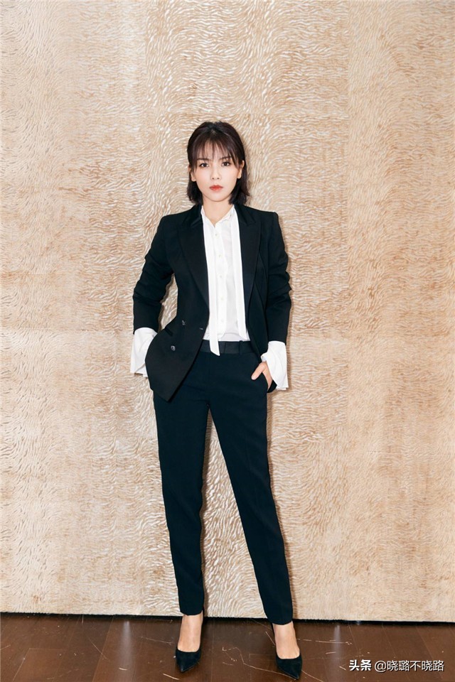 陈数带火了一种穿法，叫“西装+烟管裤”，很适合四五十岁的女人