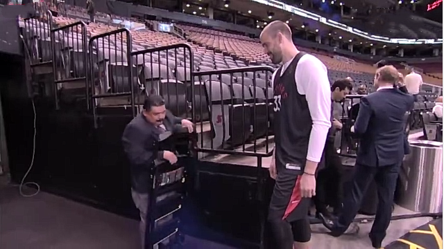 庫里脫口秀采訪（NBA總決賽爆笑采訪：庫里為詹皇簽名，一問題讓勇士眾將面紅耳赤）