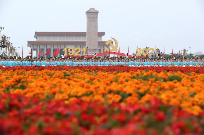 今天，这群大学生在天安门广场为党献上特别祝福！