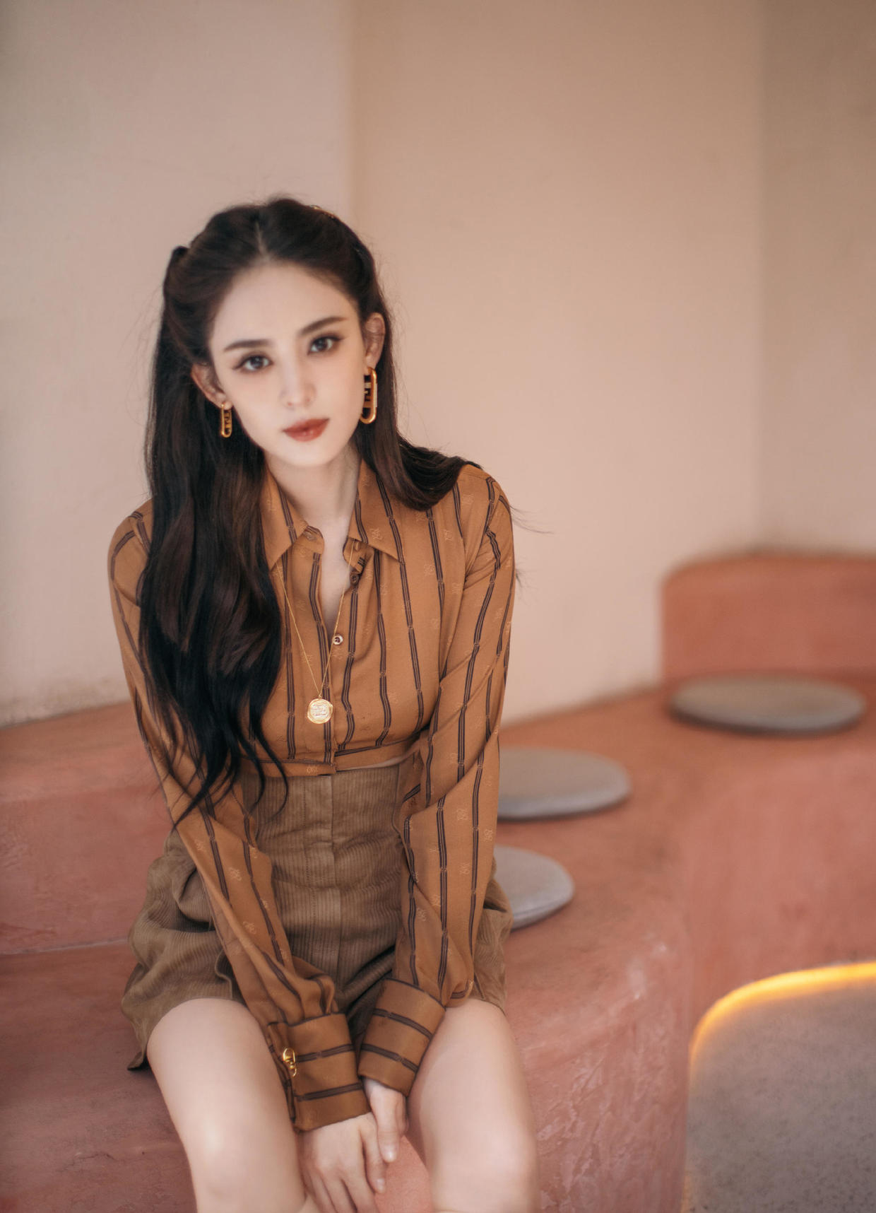 古力娜扎真不愧是"异域美人",穿大地色套装亮相,秀出了好身材