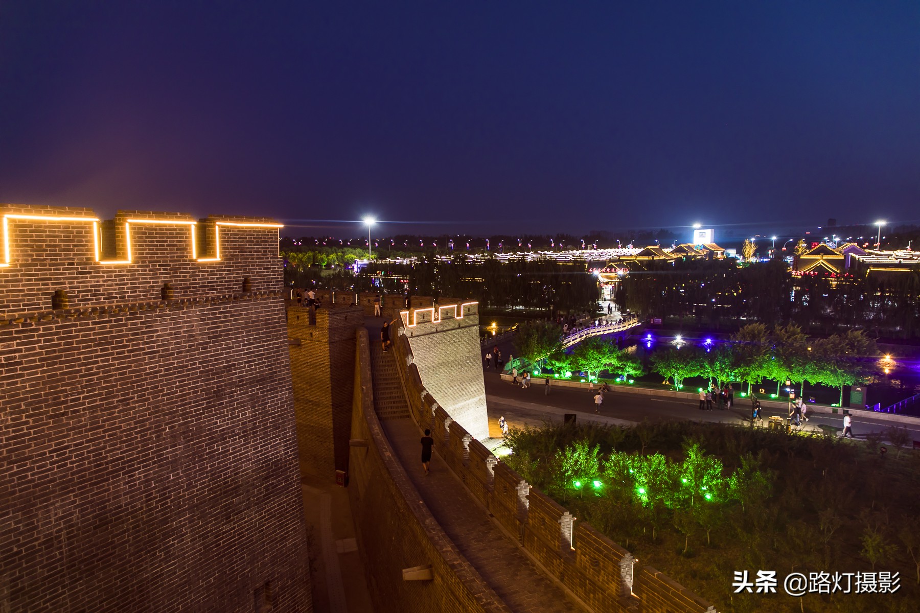 正定夜景哪里最美(树上、草坪全是灯，河北这座古城的夜景实在惊艳，网友：堪比西安)