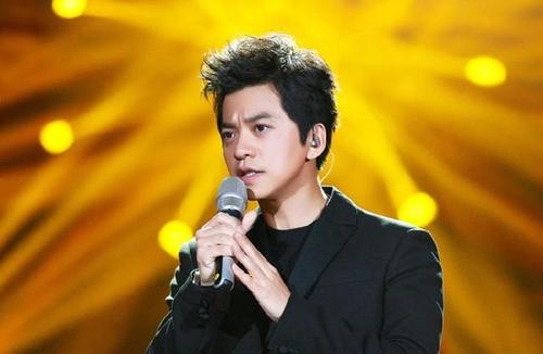 《风吹麦浪》李健：清华毕业，平步青云背后，得益于这3个女人