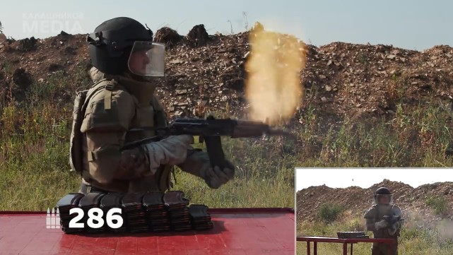 危险性极大，俄罗斯人手持AKS-74U不停的射击，连打292发出现问题