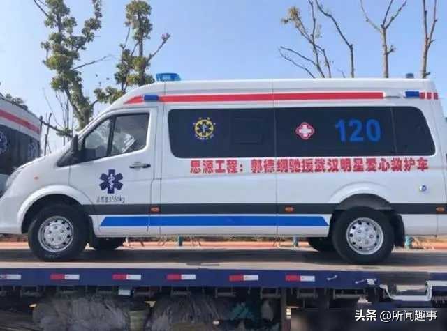 郭德纲捐100万后再捐救护车，场面壮观摆满街边，网友：价格不菲