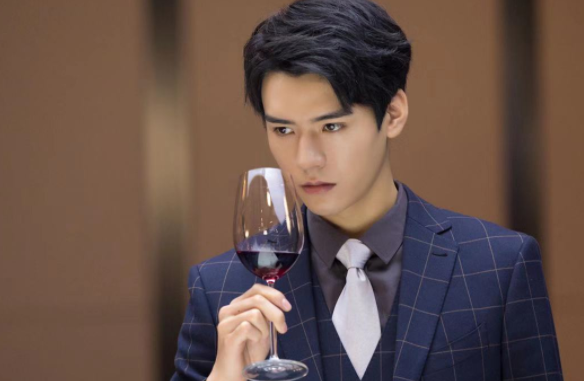 北京邮电校草唐九洲,有颜有才还写得一手好字,学霸校草实至名归