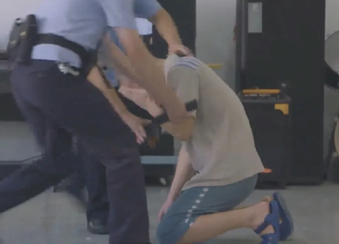 “这里的人刑期比命还长，看押他们，我就像坐在火山口”