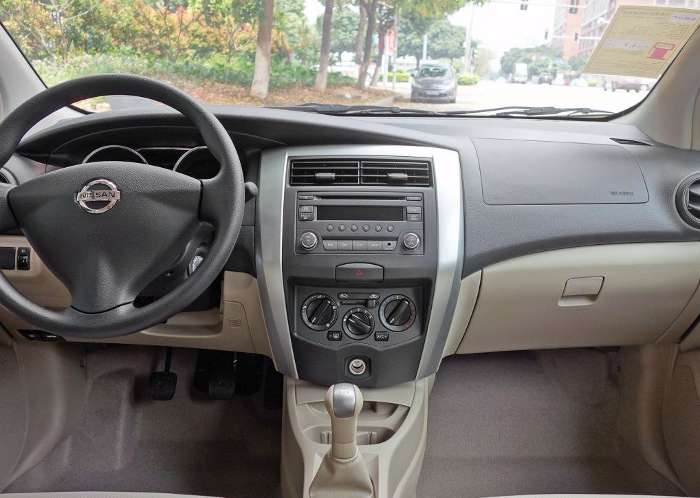 作为一款十万元价位的乘用车,骊威的内饰设计遵循了实用至上的原则.