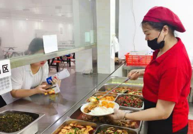 各国学生午餐比拼，美国快餐、韩国泡菜，网友称赞还是中国伙食好