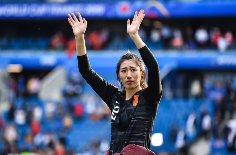 中国女足美女门将彻底征服对方球员:竖起大拇指点赞)